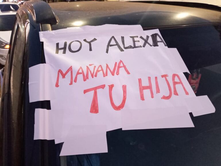 "Hoy Alexa, mañana tu hija", decía uno de los carteles exhibidos en la manifestación de apoyo a Alexa.