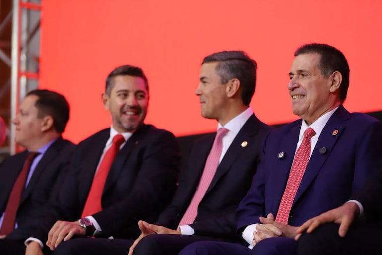 El vicepresidente Pedro Alliana, el presidente Santiago Peña y el titular de la ANR, Horacio Cartes, juntos en el acto de proclamación de candidatos del Partido Colorado.