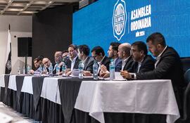 Rodrigo Nogués, presidente de Olimpia, dirigiendo la Asamblea General Ordinaria del club franjeado esta tarde-noche. (Foto: @OlimpiaMedia)