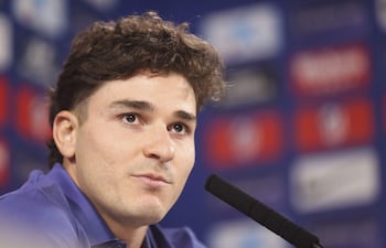 El delantero argentino del Atlético de Madrid Julián Álvarez ofrece una rueda de prensa este lunes, en Majadahonda (Comunidad de Madrid), previa al partido de ida de las semifinales de la Liga de Campeones UEFA que disputan ante el Arsenal el miércoles.