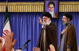 El nuevo líder supremo de Irán, Mojtaba Jameneí (d) junto a su padre y el ayatolá, Ali Jameneí (i) quien murió bajo bombardeo israelo-estadounidense.