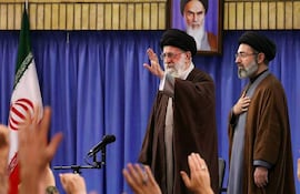 Imagen distribuida por la agencia MEHR que muestra a Mojtaba Jameneí (d), hijo del fallecido ayatolá, Ali Jameneí (i), quien ha sido elegido como líder supremo de Irán, informó la agencia IRNA.