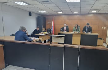 El abogado defensor de Luis Ortigoza, Miguel Ángel Martínez Batista, ante el Tribunal de Sentencia de Feria.