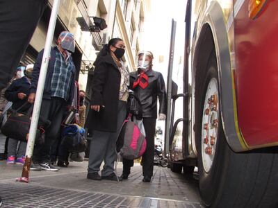 Lo compatriotas vienen por tierra, en un colectivo.