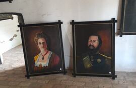 En la foto los dos cuadros robados del Museo de Isla Umbú y luego recuperados.