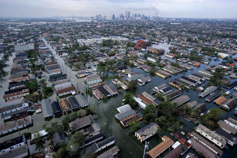 Fotografía aérea de la devastación causada por los fuertes vientos e intensas inundaciones en el área metropolitana de Nueva Orleans tras el huracán Katrina, el martes 30 de agosto de 2005.