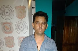 Ronni Ayala Benítez, supuesto sicario del ex intendente José Carlos Acevedo (PLRA) detenido en Encarnación, ayer, es investigado en torno al asesinato de un supuesto jefe narco ocurrido el domingo, en el barrio Arroyo Porä de Encarnación.