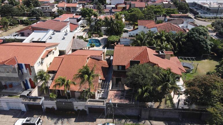 La mansión en la que fueron ubicados Sebastián Marset, su esposa Gianina Troche y sus tres hijos, en el norte de Santa Cruz, Bolivia, y de donde logró escapar del operativo.