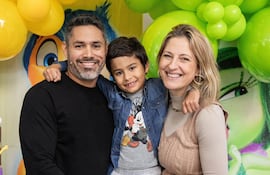 Juan Carlos Álvarez y Gisella Cassettai con el cumpleañero Juan Ignacio.