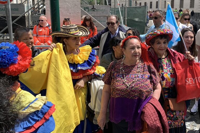 Enfundadas en trajes regionales y luciendo banderas de varios países hispanohablantes, una veintena de mujeres latinoamericanas residentes en Roma coloreó los aledaños de la Plaza de San Pedro en su visita al féretro del papa Francisco, al que orgullosamente calificaron como "uno de los nuestros". 