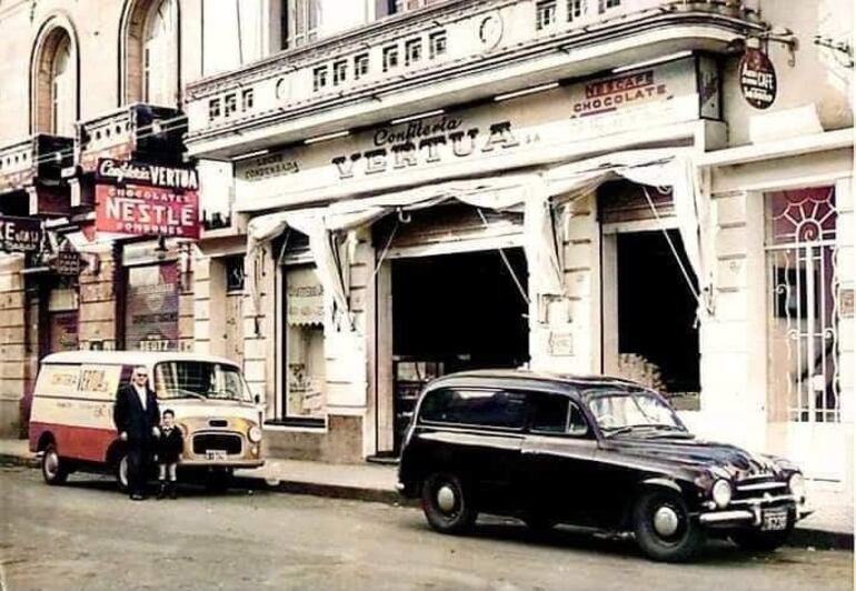 Francisco Vertua, padre, al lado de su hijo que lleva el mismo nombre, frente a Confitería Vertua, sobre la calle Palma.