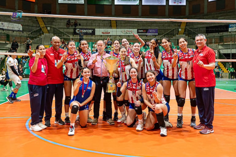 Harold Bergen, gobernador de Boquerón, haciendo entrega de la copa a las campeonas albirrojas U23 del torneo de Integración.