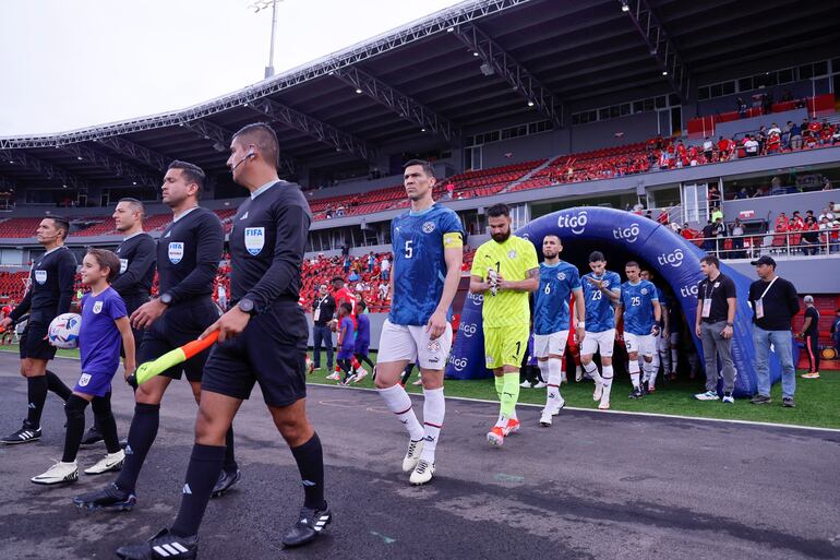 Los jugadores de la selección paraguaya salen al campo de juego para el amistoso frente a Panamá en el estadio Rommel Fernánez, en Ciudad de Panamá.