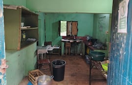 Este es el precario espacio donde seis trabajadoras del programa Hambre Cero preparan diariamente el almuerzo para los niños de Caacupé, redoblando esfuerzos para garantizar su alimentación pese a las limitaciones.
