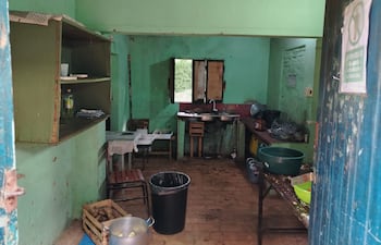 Este es el precario espacio donde seis trabajadoras del programa Hambre Cero preparan diariamente el almuerzo para los niños de Caacupé, redoblando esfuerzos para garantizar su alimentación pese a las limitaciones.