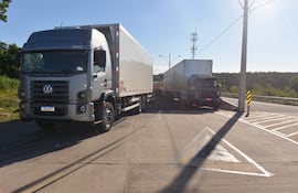 Actualmente, el Puente de la Integración solo está habilitado para el cruce de camiones vacíos y buses de larga distancia.