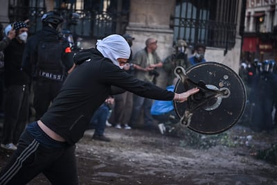 gentes antidisturbios se enfrentan a manifestantes en la plaza de la Bastilla durante una protesta sobre las condiciones escolares en París, Francia, el 8 de octubre de 2026. Una ola de protestas de estudiantes de secundaria recorre Francia desde finales de septiembre de 2026 —a la que posteriormente se sumaron universitarios— debido a la grave escasez de profesores, la saturación de aulas y anfiteatros, la falta de recursos y las malas condiciones de aprendizaje.