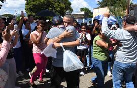 Reencuentro de uno de los presos políticos liberados en Venezuela con sus familiares.