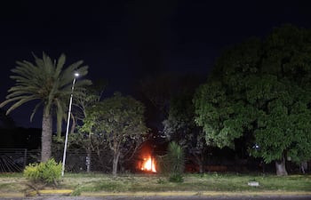 Detonaciones y explosiones en la madrugada de este sábado en la base militar de La Carlota, en unos momentos en que Venezuela ha denunciado "amenazas" del Gobierno del presidente de Estados Unidos, Donald Trump, por el despliegue militar en el Caribe y las advertencias de ataques terrestres.