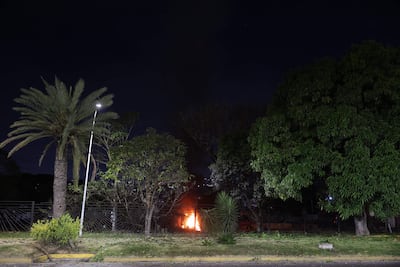 Detonaciones y explosiones en la madrugada de este sábado en la base militar de La Carlota, en unos momentos en que Venezuela ha denunciado "amenazas" del Gobierno del presidente de Estados Unidos, Donald Trump, por el despliegue militar en el Caribe y las advertencias de ataques terrestres.
