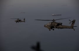 Los helicópteros AH-64 Apache vuelan sobre el Estrecho de Ormuz durante una patrulla, el 17 de abril