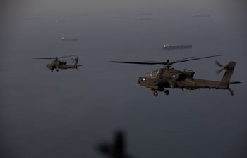 Los helicópteros AH-64 Apache vuelan sobre el Estrecho de Ormuz durante una patrulla, el 17 de abril. (CENTCOM)