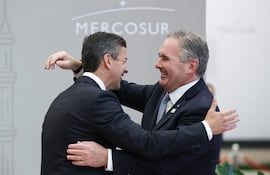 El presidente de Paraguay, Santiago Peña (i), saluda al canciller de Argentina, Pablo Quirno.
