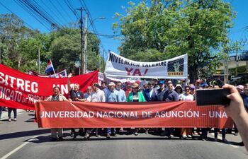 Docentes de la UNA cerraron una calzada de la avenida Mariscal López.