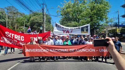 Docentes de la UNA cerraron una calzada de la avenida Mariscal López.