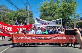 Docentes de la UNA cerraron una calzada de la avenida Mariscal López.