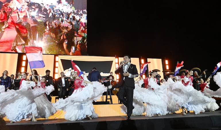 El tenor Jorge Castro deleitó al público con una selección de músicas paraguayas y latinas, que contó con la musicalización de la orquesta del maestro Sergio Cuquejo y el apoyo del conjunto de baile de la maestra Eli Vinader. 