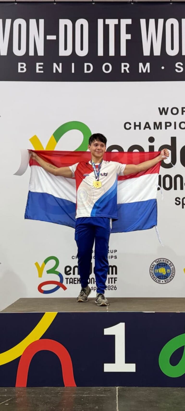 El paraguayo Tobías Esteche (22) sube a lo más alto del podio internacional.