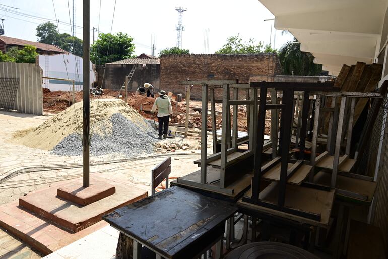 Muebles apilados están muy comprometidos a escasos metros de la obra en la escuela Talavera Richer.