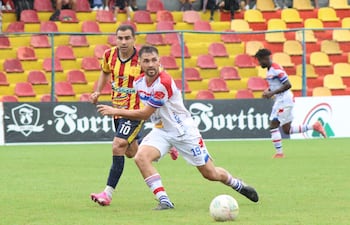 El mediocampista de Sportivo Iteño, Gustavo Guerreño, recibe el balón ante la presencia cercana del talentoso mediapunta de Martín Ledesma de Capiatá. (Foto: APF)