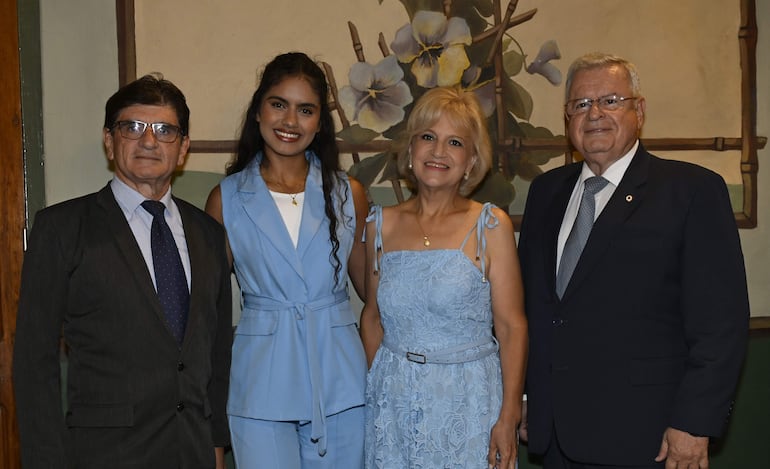 Juan Antonio "Yoyito" Denis, Camila Correa, Gloria Vaesken junto con Ignacio Mendoza. 

