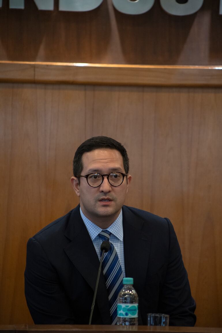 Kiantar Betancourt representante de Atenil y presidente de Capadeco. Firma de la fundación de Capadeco con las cuatro empresas dedicadas al desarrollo y comercio de créditos de carbono en el Paraguay.