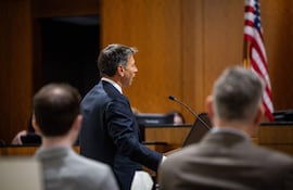 Jeff A. Neiman, representante de Erika Kirk, habla en nombre de la familia durante una audiencia preliminar de Tyler Robinson —un hombre de Utah acusado de matar a tiros a Charlie Kirk— en el Tribunal del Cuarto Distrito de Provo, Utah, EE. UU., el 8 de julio de 2026.