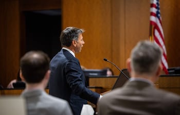 Jeff A. Neiman, representante de Erika Kirk, habla en nombre de la familia durante una audiencia preliminar de Tyler Robinson —un hombre de Utah acusado de matar a tiros a Charlie Kirk— en el Tribunal del Cuarto Distrito de Provo, Utah, EE. UU., el 8 de julio de 2026.