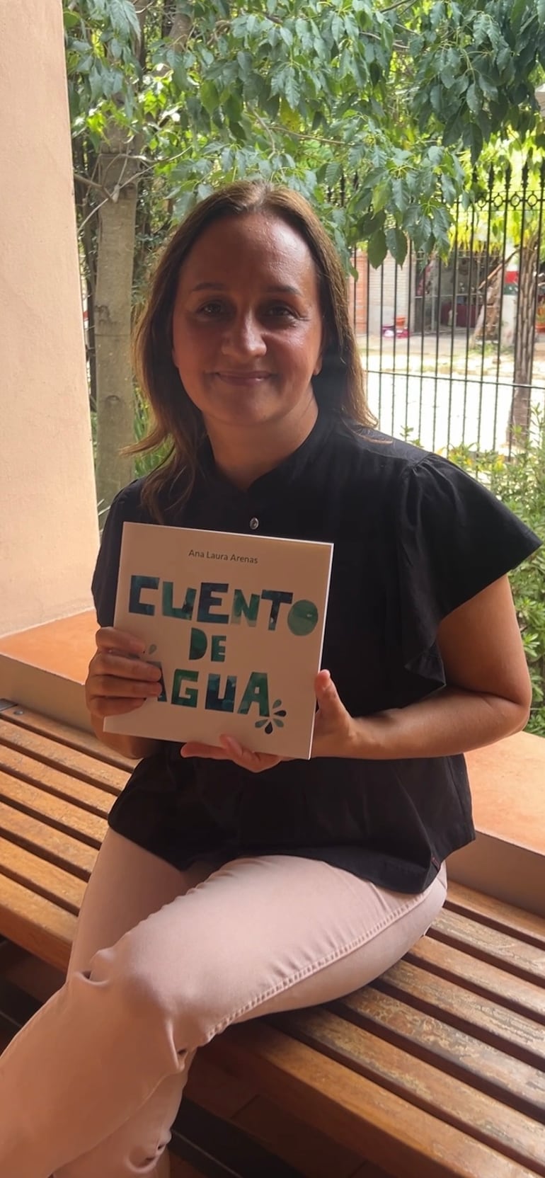 Ana Laura Arenas posa junto a un ejemplar de su libro "Cuento de agua", que se suma a su colección de cuentos infantiles y poesías.
