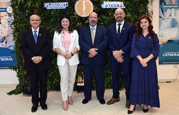 Prof. Dr. Enrique Calabrese, Econ. Rossana Mora, gerente de Marketing de Laboratorios Catedral; Prof. Dr. Miguel Ruoti Cosp; Jorge Jara, gerente comercial, y Vanina Jara, brand manager de la Unidad de Ginecología de Laboratorios Catedral.