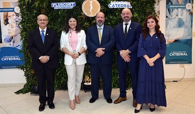 Prof. Dr. Enrique Calabrese, Econ. Rossana Mora, gerente de Marketing de Laboratorios Catedral; Prof. Dr. Miguel Ruoti Cosp; Jorge Jara, gerente comercial, y Vanina Jara, brand manager de la Unidad de Ginecología de Laboratorios Catedral.