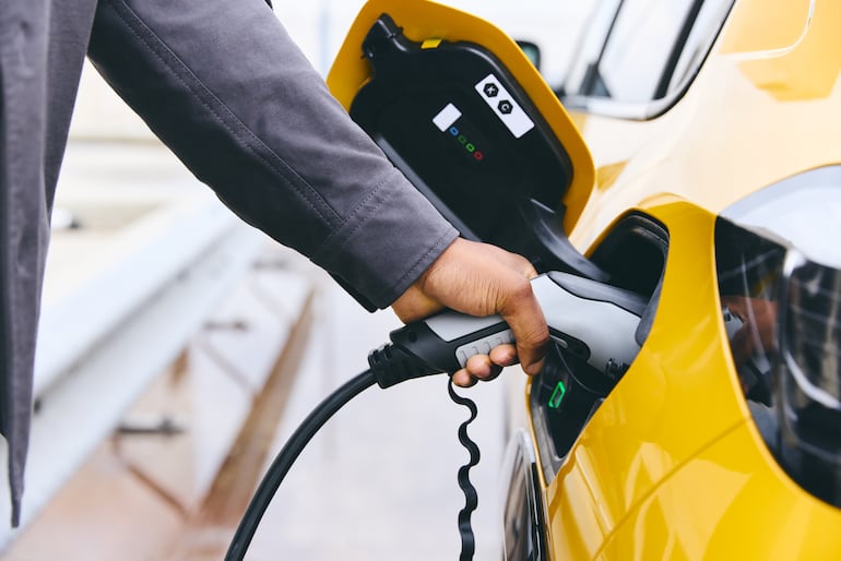 Auto eléctrico se está cargando.