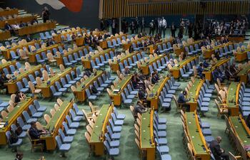Fotografía general de la Asamblea General de la Organización de las Naciones Unidas (ONU) durante la participación del primer ministro de Israel, Benjamin Netanyahu, este viernes en Nueva York (Estados Unidos). Decenas de delegados de distintos países se pusieron de pie en el momento en que Netanyahu se dirigía a la Asamblea General de la ONU y se ausentaron a modo de protesta.