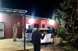 La imagen corresponde al preciso momento cuando llega la comitiva fiscal y policial en la vivienda del detenido