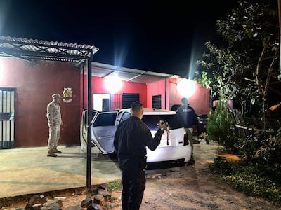 La imagen corresponde al preciso momento cuando llega la comitiva fiscal y policial en la vivienda del detenido