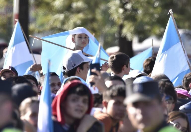Aficionados en Paraguay, a la espera se la Selección Argentina.
