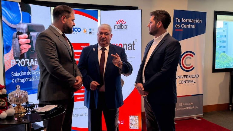 El ministro de Justicia, Rodrigo Nicora, el presidente del CONACYT, Benjamín Barán, y el vicerrector de la Universidad Central del Paraguay, Luis López Lafuente.