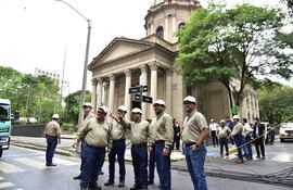 Autoridades de la ANDE ayer, frente al Panteón de los Héroes, que ya se veía sin cables aéreos.