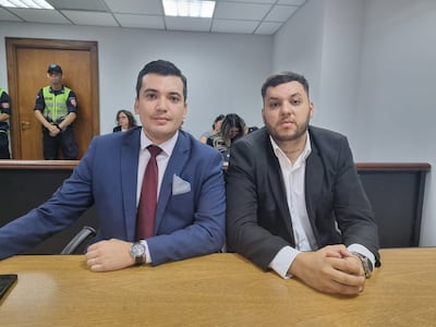 OG Selu y su abogado durante la audiencia de sentencia en el caso en el que fue condenado por trata de personas.