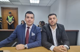 OG Selu y su abogado durante la audiencia de sentencia en el caso en el que fue condenado por trata de personas.